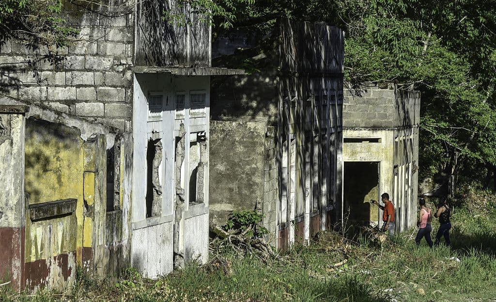 <b>Armero, Colombia.</b> Ubicada en el departamento de Tolima, la localidad de Armero se hizo tristemente famosa a nivel mundial en noviembre de 1985, luego de que 
<a href="https://www.eltiempo.com/colombia/otras-ciudades/armero-34-anos-de-la-avalancha-que-dejo-25-000-muertos-432790" target="_blank">una erupción del volcán Nevado del Ruiz</a> enterrara la ciudad 
<b>matando a cerca de 25,000 personas.</b> El incidente se llamó la Tragedia de Armero y 
<b>su víctima más conocida fue la niña Omayra Sánchez, quien murió luego de quedar atrapada por el agua durante varios días.</b> Los sobrevivientes fueron reubicados en otras localidades. 
<br>