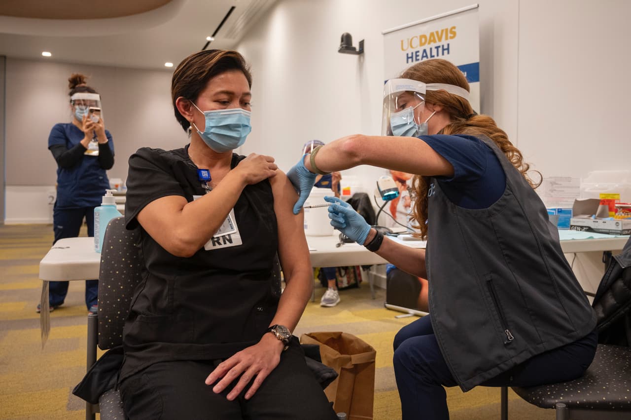 Eva Teniola, una enfermera de la unidad de emergencias de UC Davis, fue 
<a href="https://www.univision.com/local/sacramento-kuvs/eva-teniola-enfermera-uc-davis-medical-center-primera-persona-sacramento-vacuna-coronavirus">la primera persona</a> en el área de Sacramento en recibir la vacuna. 
<br>