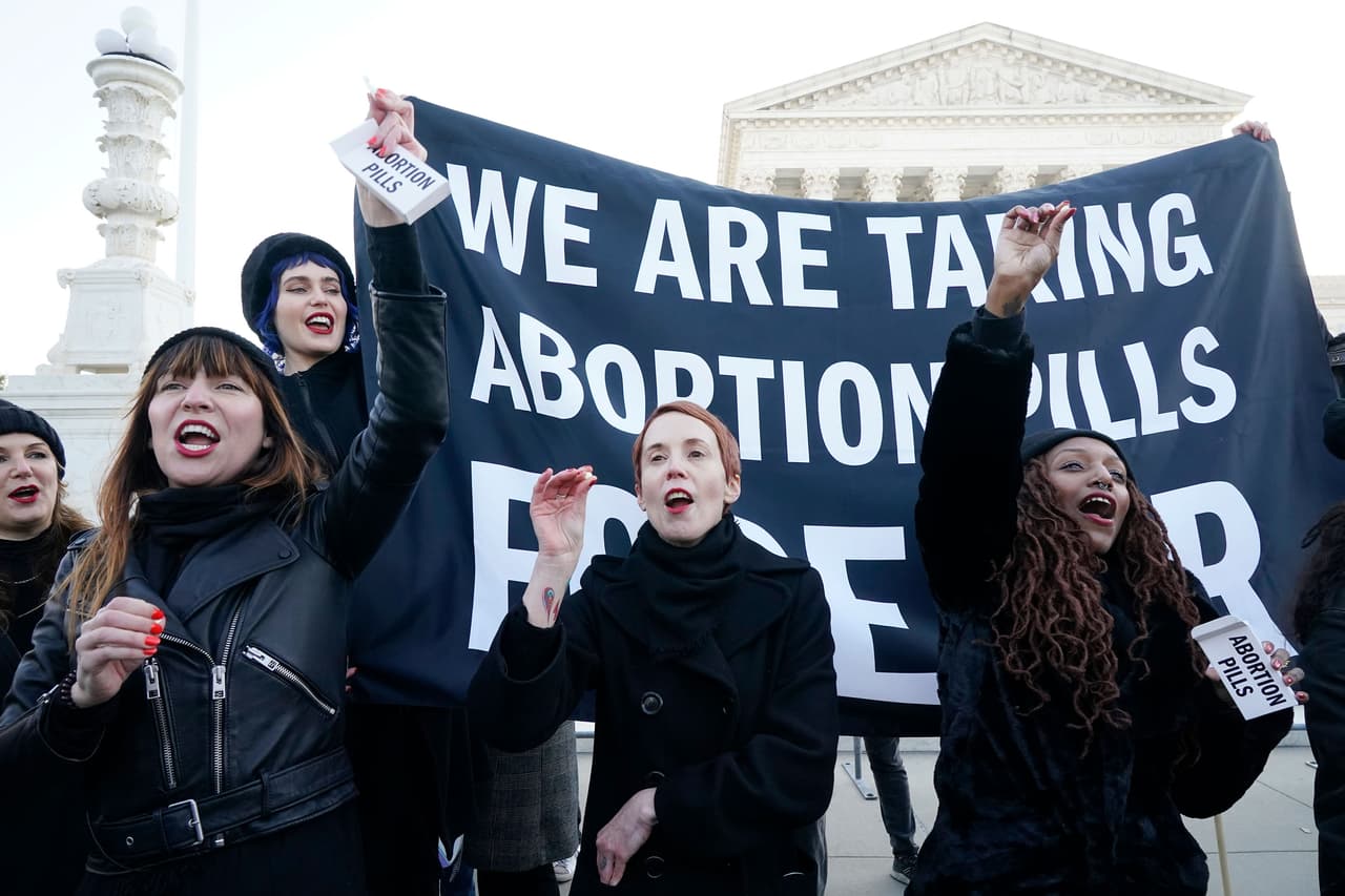 <b>“Tomaremos pastillas para abortar por siempre”</b>, se lee este mensaje que sostienen varias activistas. 
<br>