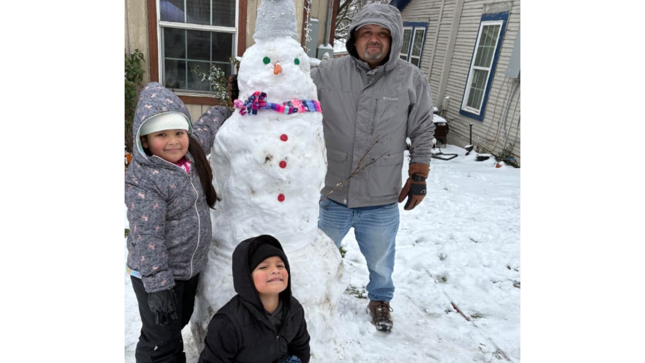 La familia Rodríguez en Decatur nos envío esta fotografía con su mono de nieve.
