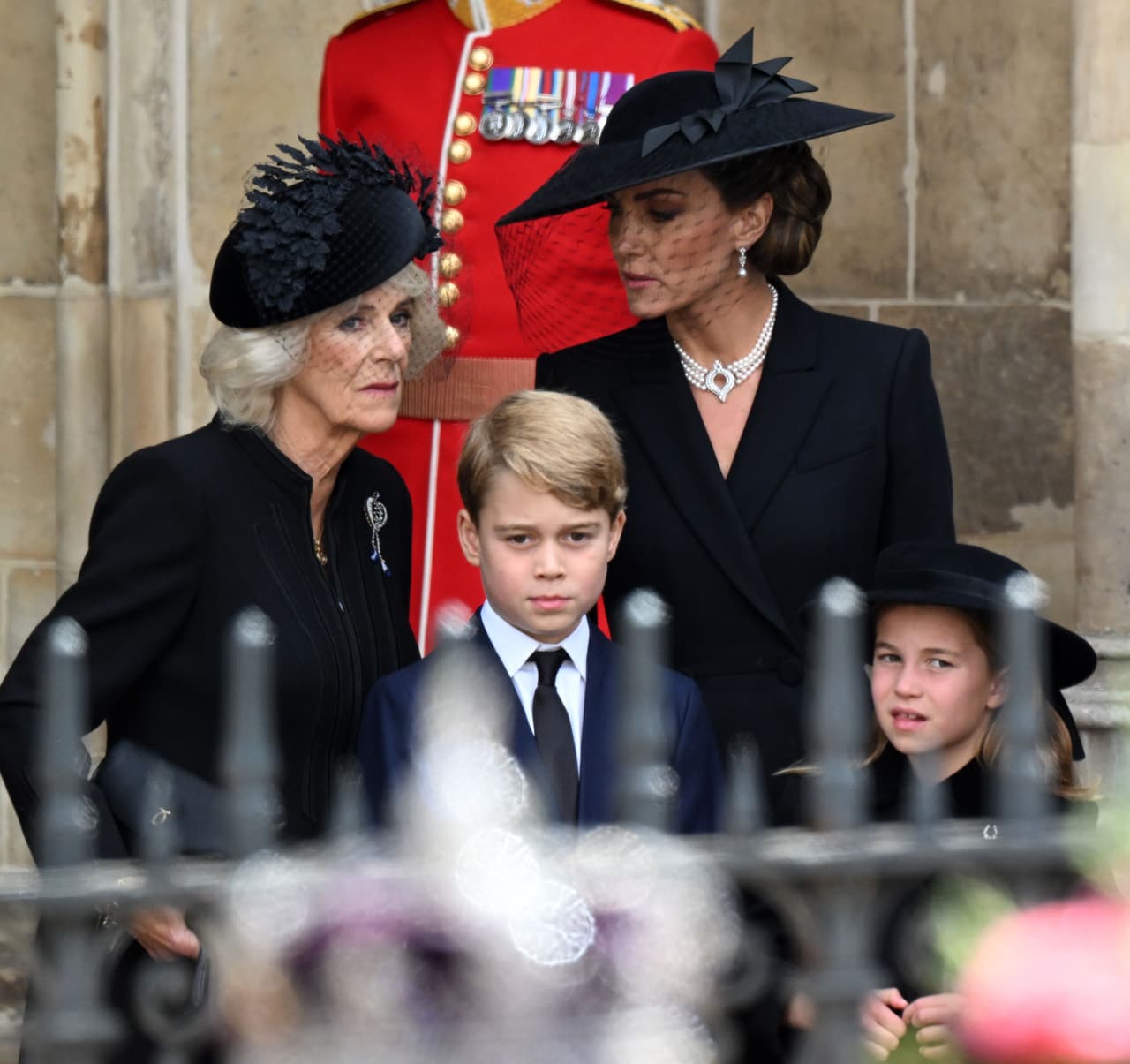Esta sería la tercera vez que la princesa de Gales luce el collar realizado en la casa de diseño de joyas de lujo Garrard. En 2017, lució la gargantilla en el 70 aniversario de boda de la reina Isabel y el príncipe Felipe; luego lo portó en el funeral del príncipe Felipe en abril de 2021.