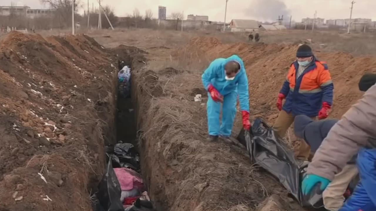 En video | Al entrar en la tercera semana de la invasión rusa se han conocido imágenes de ucranianos enterrando a sus compatriotas muertos en medio del bombardeo continúo de las fuerzas rusas. En Mariupol hay un número indeterminado de fallecidos.
