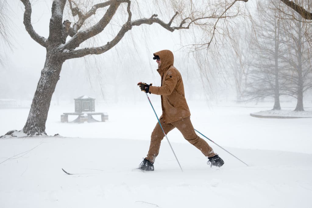 Boston, el este de Massachusetts y partes de Maine podrían recibir más de 2 pies de nieve, 
<b>amenazando con romper el récord de nieve acumulada en un día en Boston, de 23.6 pulgadas (1.9 pies), establecido el 17 de febrero de 2003. </b>En algunos lugares, la nieve podría caer a un ritmo de 2 a 4 pulgadas por hora.