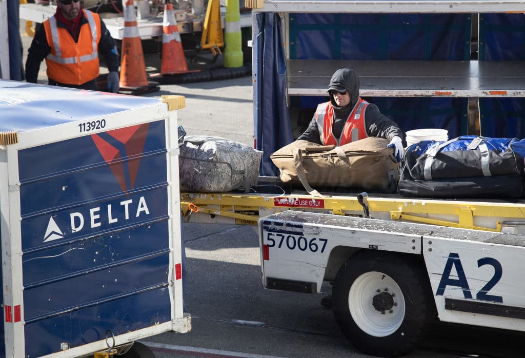 Una de las empresas donde más ha fluctuado el salario del trabajador medio es en la 
<b>aerolínea Delta</b>. En 2021 fue de 
<b>$70,240</b>, un 4% inferior al de 2019, de $118,198. Esto se debió sobre todo a la incorporación de un gran número de nuevos trabajadores, con el repunte de los viajes tras el parón de 2020: los empleados nuevos ganan generalmente menos que los veteranos.