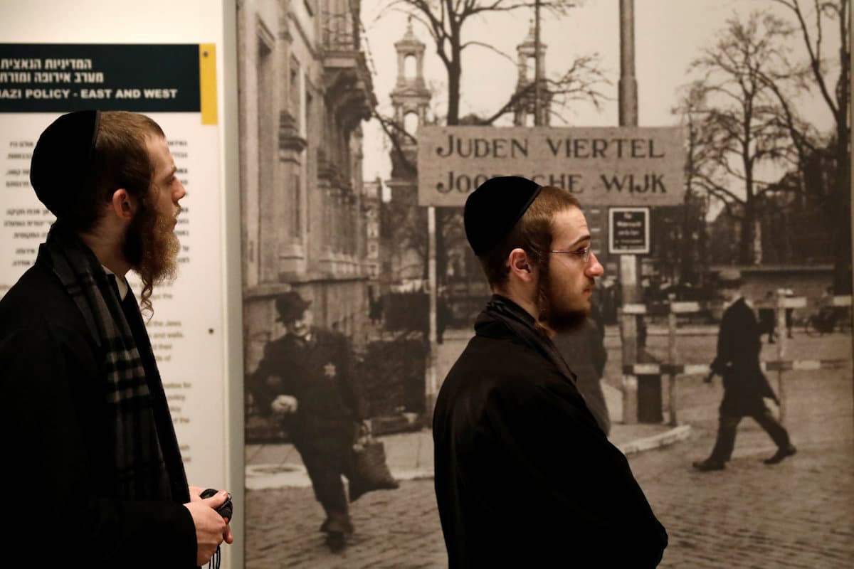 Judíos ortodoxos recordaron la frecha en el Museo de la Historía de Jerusalén, en Israel.