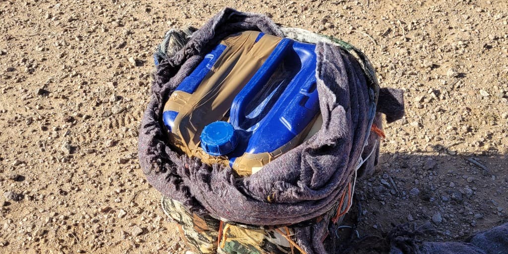 Mientras buscaban a un grupo de presuntos inmigrantes indocumentados en una zona rural al este de Lukeville, Arizona, agentes de la Patrulla Fronteriza de la estación de Ajo descubrieron 46 libras de metanfetamina en una mochila abandonada.