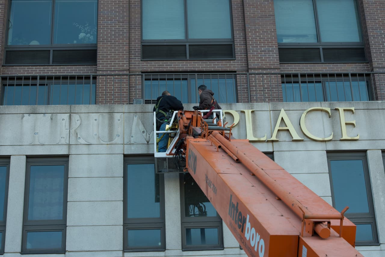 <b>Edificios residenciales Trump Place.</b> Cuando todavía Trump era presidente electo, en noviembre de 2016, los vecinos tres edificios residenciales en el Upper West Side de Manhattan 
<a href="https://www.univision.com/noticias/politica/quitan-el-apellido-trump-de-edificios-en-nueva-york-porque-los-vecinos-sienten-verguenza-fotos"><u>votaron para eliminar las grandes letras doradas con las palabras ‘Trump Place’</u></a>. Otro edificio de la zona 
<a href="https://www.univision.com/local/nueva-york-wxtv/retiran-el-nombre-del-presidente-en-la-fachada-de-la-torre-trump-place-en-manhattan"><u>se sumó en 2018</u></a> y 
<a href="https://www.washingtonpost.com/politics/for-the-second-time-in-two-days-a-building-called-trump-place-decides-to-take-down-the-presidents-name/2019/02/22/cf4480d6-36b9-11e9-854a-7a14d7fec96a_story.html"><u>dos más en 2019</u></a>.
<br>