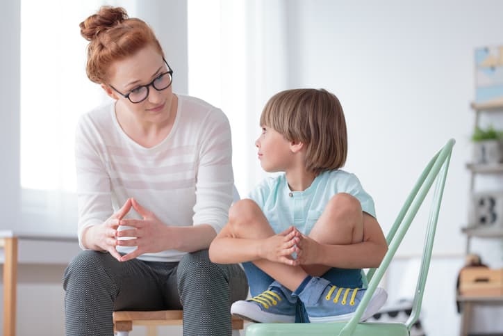 <b>Planifica</b>. Ten un plan (consúltalo con el especialista) y comunícaselo a tu hijo(a), de modo que sepa qué esperar ese día. Explícale cuánto caramelo podrá comer y conservar para más adelante. Incluso si decides que no te sientes cómodo dejándolo comer caramelos, puedes decirle qué otros ‘treats’ o juegos sí estarán permitidos.
<br>