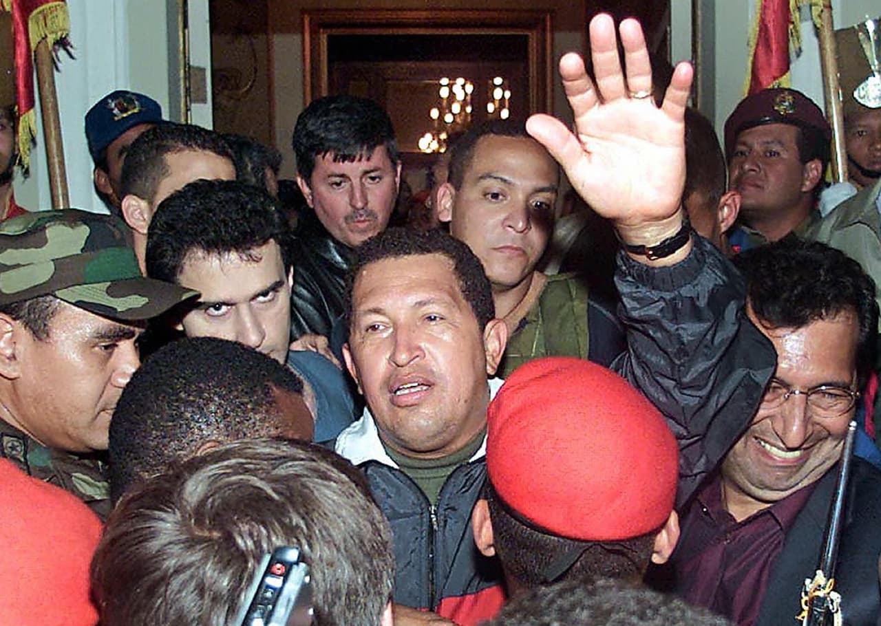 <b>El regreso al poder. </b>Mientras se instalaba el gobierno de facto, partidarios de Hugo Chávez salieron a protestar y a exigir el regreso del presidente. Ante la inminencia de la retoma del poder chavista, los dirigentes opositores salieron del Palacio de Miraflores el 13 de abril en la tarde. Esa noche, Hugo Chávez sería liberado y llevado al palacio presidencial. Victorioso, ofreció un discurso de reconciliación. Pedro Carmona fue arrestado, pero a los pocos días logró el asilo político en Colombia donde vive actualmente. La fotografía es del momento en que Hugo Chávez llega al Palacio Presidencial y es recibido por sus partidarios.