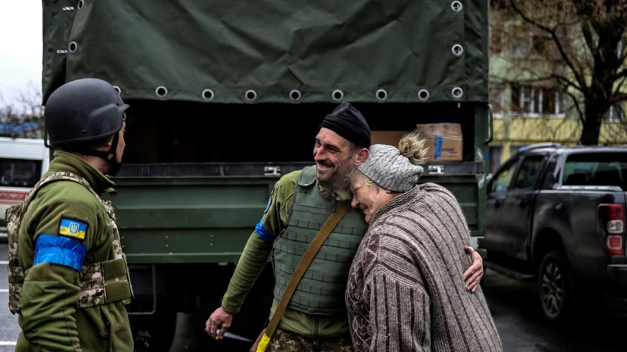<b>Mira también:</b> Si bien esta es una noticia alentadora para el pueblo ucraniano tras casi 40 días de invasión, no significa que la guerra haya acabado. De hecho, las tropas rusas se han replegado para concentrar sus fuerzas en la región de Donbas a la espera de lo que suceda en las negociaciones. Asimismo, se ha informado que, con los diálogos en Turquía, ha crecido la posibilidad de una pronta reunión entre Putin y Zelensky. 
<b><a href="https://www.univision.com/noticias/mundo/guerra-rusia-ucrania-ultimas-noticias-en-vivo-hoy-2-de-abril" target="_blank">Más información aquí</a></b>.