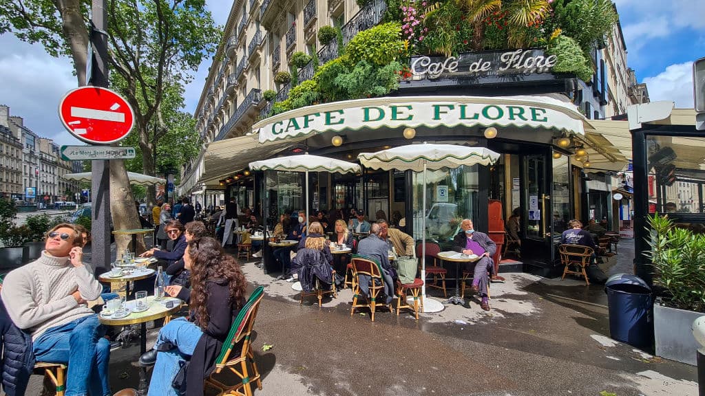 Uno de los primeros en reinaugurar las terrazas fue el jefe de Estado, 
<a href="https://www.univision.com/temas/emmanuel-macron">Emmanuel Macron</a>, que tomó un café con el primer ministro, Jean Castex, en una terraza cerca del Palacio del Elíseo, sede de la presidencia. Este café es "un pequeño momento de libertad recuperada, fruto de nuestros esfuerzos colectivos", dijo el mandatario en su cuenta de Twitter.