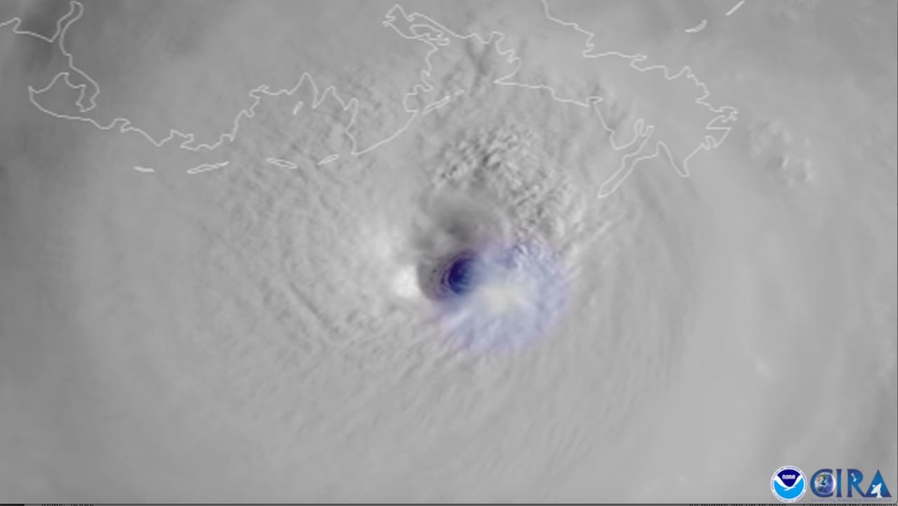 Esta imagen satelital proporcionada por la Administración Nacional Oceánica y Atmosférica y capturada por el GOES-16 de la NOAA muestra un relámpago girando alrededor del ojo del huracán Ida cuando la tormenta se acerca a la costa de Louisiana.