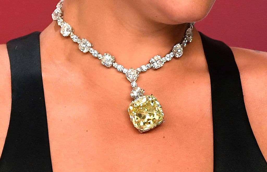 Se trata de una pieza elaborada por la joyería neoyorkina Tiffany & Co. Como dato, contenía un diamante usado por Audrey Hepburn durante la promoción de la película ‘Breakfast at Tiffany’s’ (1961).