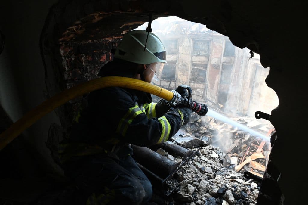 Desde la retirada de las fuerzas rusas de los alrededores de Kiev a finales de marzo, los combates se concentran en 
<a href="https://www.univision.com/noticias/politica/ucrania-donbas-invasion-rusa-pretexto">el este de Ucrania, donde Moscú conquistó lentamente terreno antes de estancarse</a>, y en el sur, donde las tropas ucranianas aseguran efectuar una lenta contraofensiva.