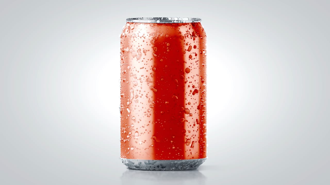 <h3 class="cms-H3-H3"><b>Bebidas carbonadas enlatadas y alimentos enlatados</b></h3>
<br>
<br>Como seguramente ya sabes el agua se extiende cuando se congela. Esta es una característica que hay que tomar en cuenta cuando estamos hablando de líquidos carbonados enlatados como los refrescos gaseosos e incluso la cerveza. El líquido congelado no hace en sí mismo que la lata explote, pero si reduce el espacio disponible para que el dióxido de carbono, el cual abandona al líquido cuando este se congela. Esta circunstancia puede causar rupturas a las latas y en el peor de los casos hasta una explosión de las mismas, que puede dañar parte del interior del auto y peor aún herir a los ocupantes del vehículo.
<br>
<br>En el caso de los alimentos enlatados la situación es menos dramática, pero no menos peligrosa al menos potencialmente. En el mejor de los casos podrán ensuciar tu vehículo, pero las latas se pueden oxidar y contaminar los alimentos. Es recomendable desechar cualquier enlatado que haya quedado mucho tiempo dentro de un automóvil expuesto al frio de invierno.
<br>