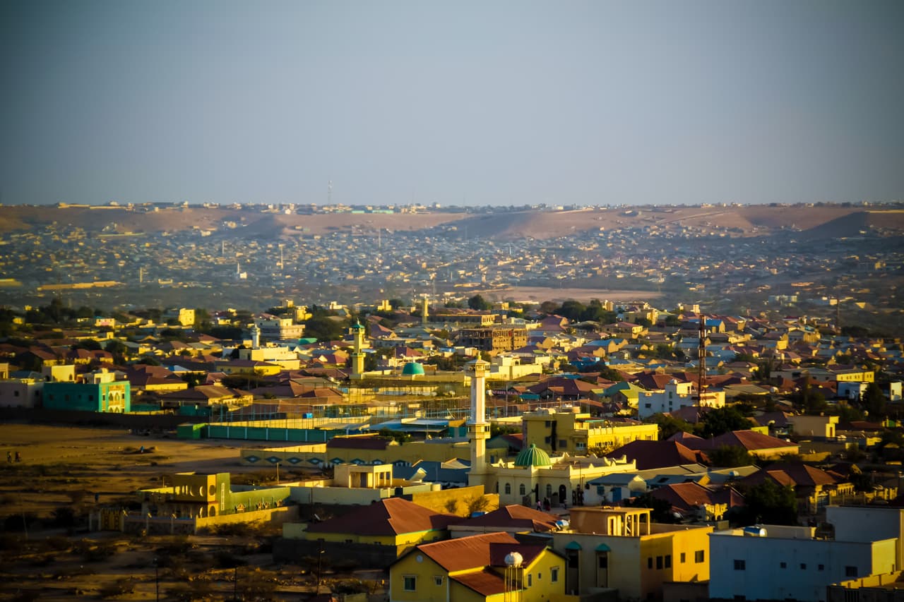 <h3 class="cms-H3-H3">13. Somalia</h3>
<br>
<br>🛫 
<b>Factores de riesgo: </b>crimen, terrorismo, inestabilidad social, enfermedades, secuestro y piratería.
<br>
<br>🛫 
<b>Advertencia más reciente del Departamento de Estado: </b>19 de abril de 2022. 
<br>