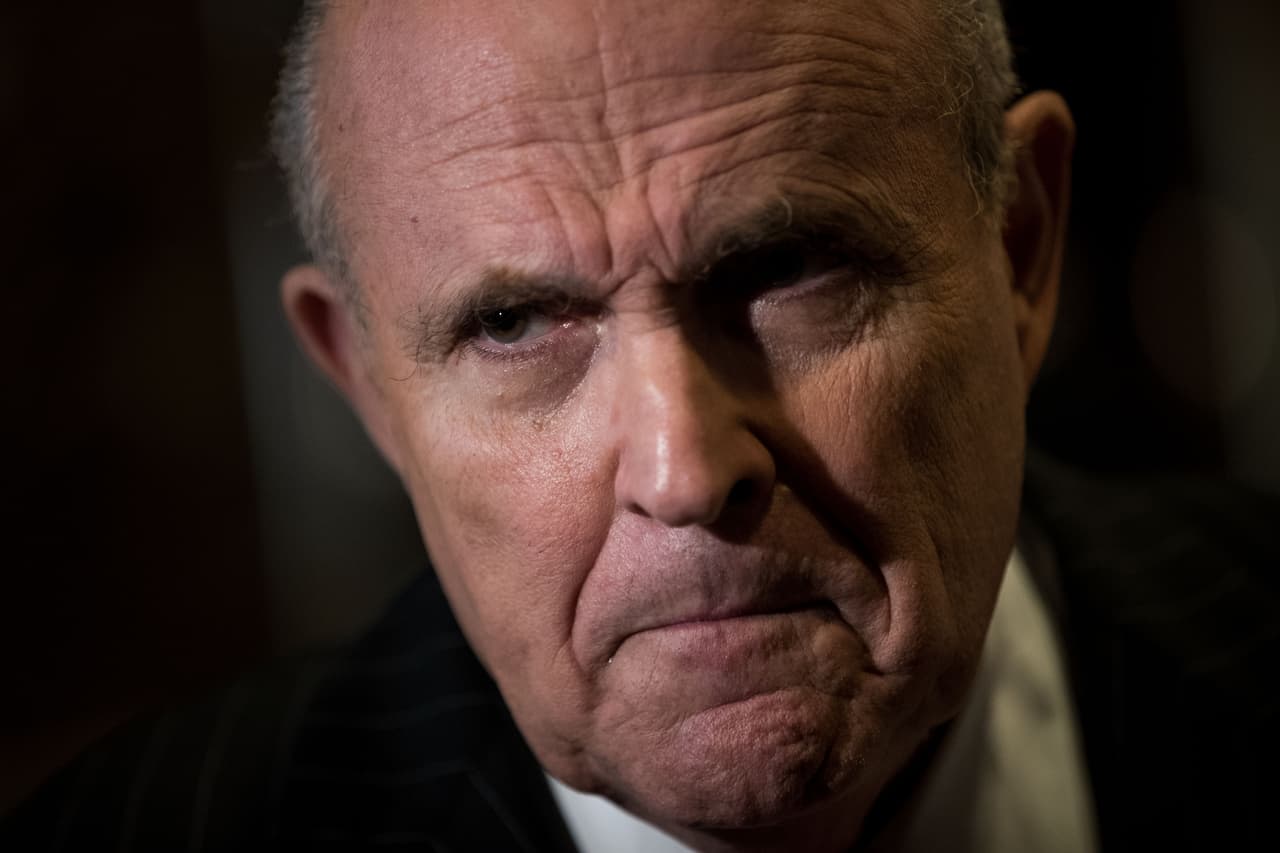 <b><a href="https://www.univision.com/nueva-york/wxtv/noticias/politica/giuliani-se-suma-al-equipo-legal-de-trump-que-quiere-poner-fin-al-rusiagate"><u>Rudy Giuliani, abogado personal de Trump</u></a></b>. Ha reconocido públicamente en entrevistas con varios medios que en los últimos meses ha instado a los funcionarios ucranianos a que 
<b>investiguen los vínculos entre los esfuerzos diplomáticos del exvicepresidente<a href="https://www.univision.com/temas/joe-biden"> Joe Biden</a> en ese país y cualquier conexión entre los negocios de su hijo. </b>Trump habló sobre los contactos de su abogado con Ucrania en la conversación con Zelensky,
<b> </b>y en la denuncia se menciona que Giuliani se había reunido con funcionarios ucranianos fuera de EEUU. 
<a href="https://twitter.com/RudyGiuliani/status/1177346278004539392" target="_blank">Giuliani ha dicho que contactó a Ucrania</a> por orden del Departamento de Estado, cuya cabeza es Mike Pompeo.