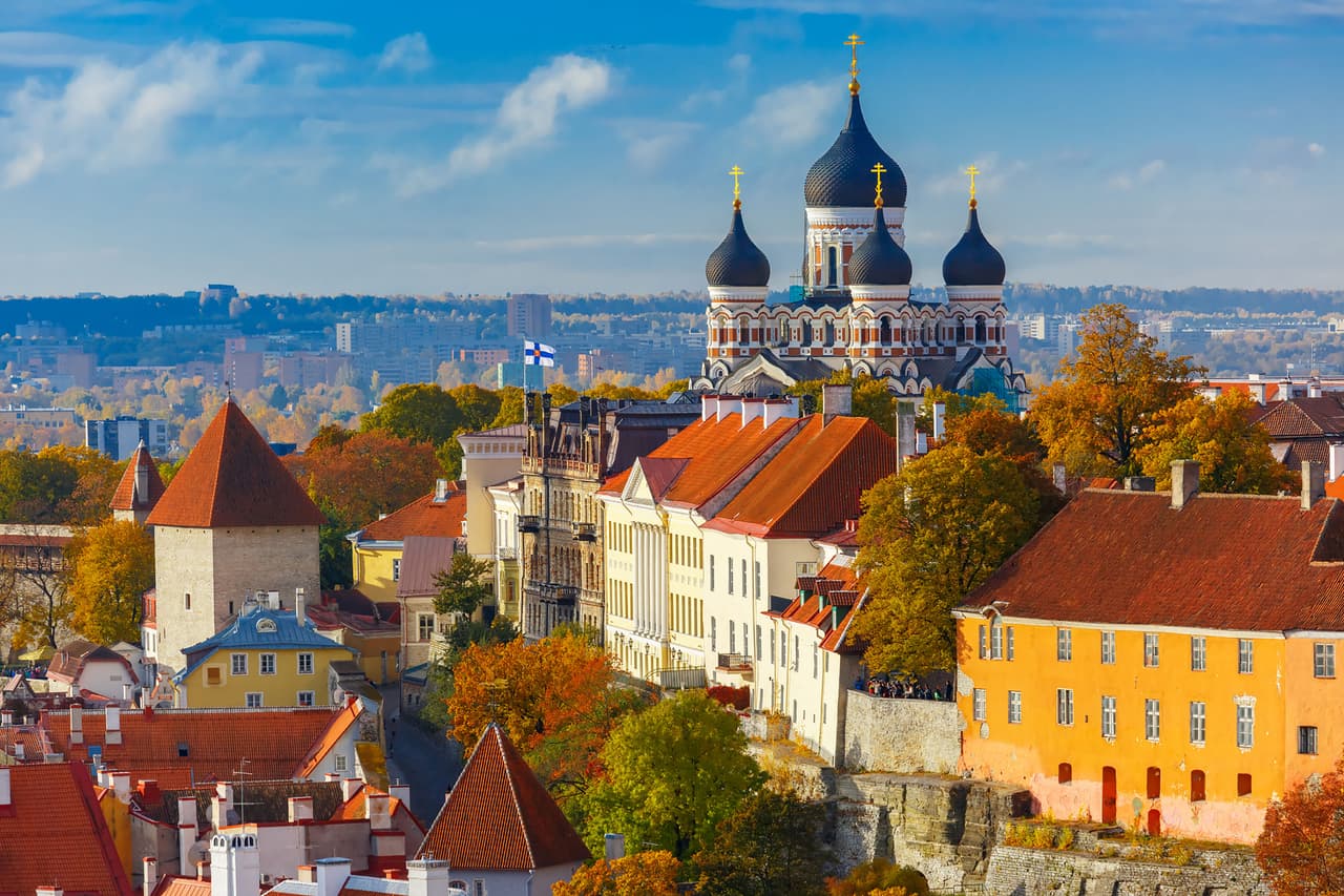<b>Estonia</b>
<br>
<br>Esta exrepública soviética se independizó en 1991 y forma parte de la OTAN desde 2004. Hoy tiene cerca de millón y medio de habitantes. 
<br>
<br>Según Vladimir Putin, las intenciones de Ucrania de formar parte de la OTAN, tal como hicieron como las otras exrepúblicas soviéticas de esta lista, fue uno de los detonantes del violento operativo militar que tiene en vilo a Europa en este momento.
<br>
<br> 
<a href="https://www.univision.com/noticias/mundo/conflicto-rusia-ucrania-estados-unidos-invasion-otan-fotos"><u>Vea aquí la historia en fotos de las tres décadas de conflicto entre Rusia y Ucrania</u></a>
<br>
