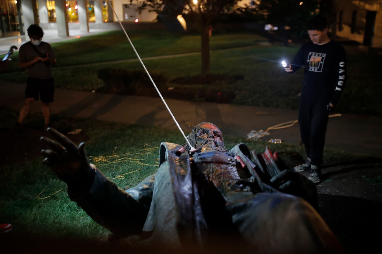 <b>Símbolos confederados en el suelo.</b> La estatua del general Albert Pike derribada, la única de un oficial confederado que existía en Washington DC. Fue tirada al piso por manifestantes el día de Juneteenth, la fecha que se conmemora el fin de la esclavitud en EEUU (19 de junio). La oleada de protestas por la muerte de Floyd encontró en los monumentos confederados uno de sus principales objetivos. 
<a href="https://www.univision.com/noticias/esclavistas-racistas-y-confederados-las-estatuas-derribadas-en-las-protestas-por-la-muerte-de-george-floyd-fotos-fotos"><u>Vea aquí las estatuas derribadas en las protestas por la muerte de George Floyd.</u></a>