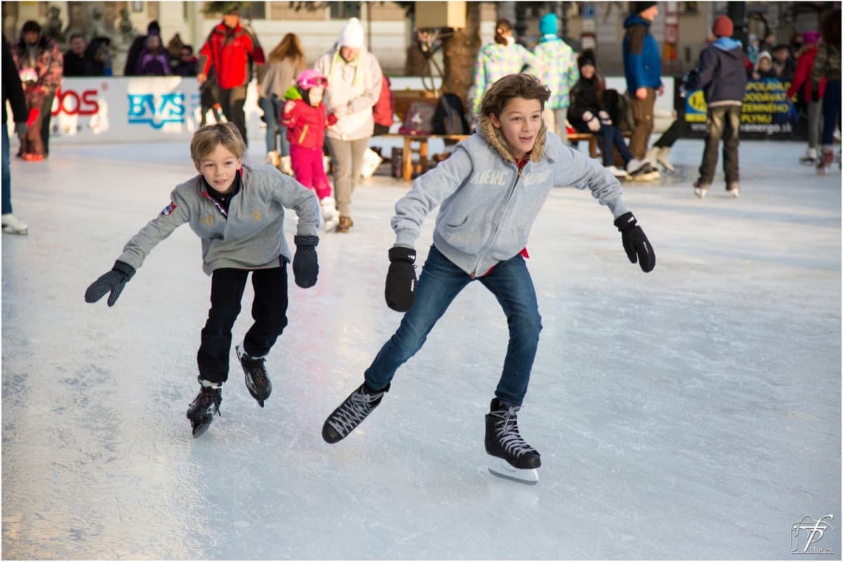 ⛸ 
<b>Warren Park Ice Rink - West Ridge</b>
<br>📍6601 N.Western Ave.
<br>📆Del 24 de noviembre al 19 de febrero de 2024
<br>📲Si quieren participar en algún programa necesitan reservar
<br>✍️(312) 442-2194. www.chicagoparkdistrict.com