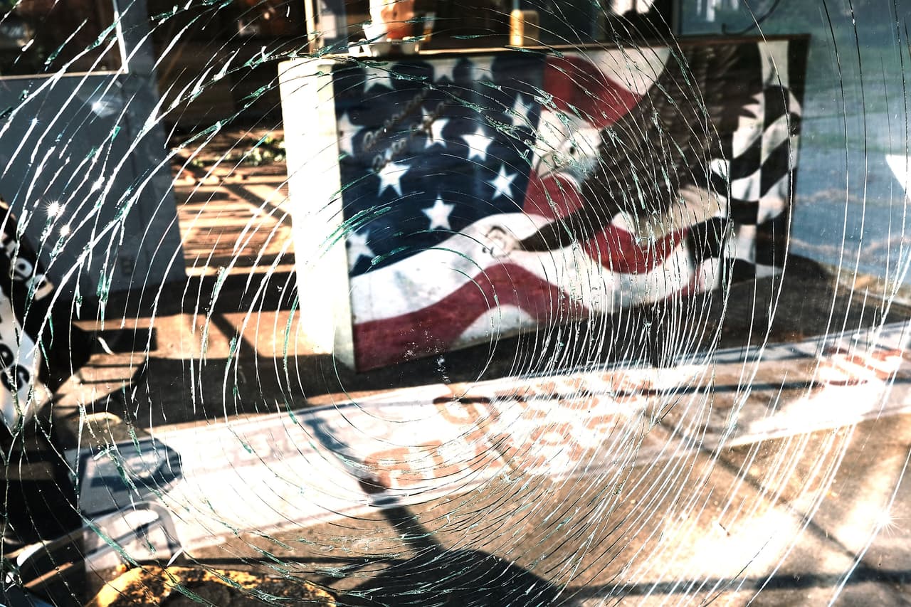 Una bandera pintada dentro de uno de los miles de negocios que cerró en Warren rememora los tiempos de gloria de esta ciudad que ahora parece haber quedado en el olvido. 
<br>