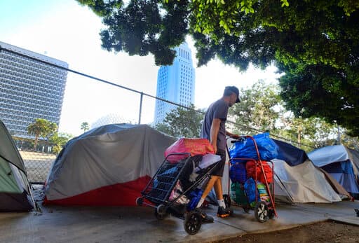 “Vean a Los Ángeles con sus carpas y sus horribles, horribles y repugnantes condiciones”, dijo en frente a sus seguidores de Ohio.
