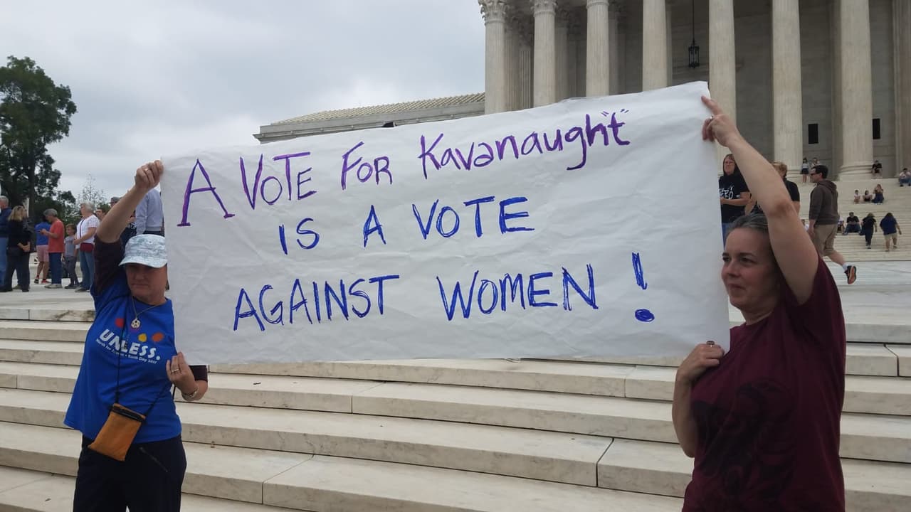 "Un voto por Kavanaugh es un voto contra la mujeres".