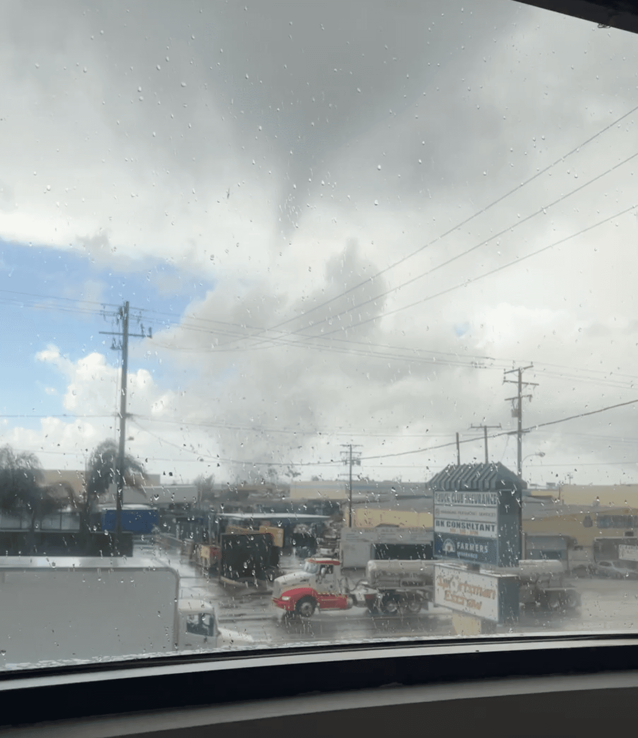 El torbellino en 
<a href="https://www.univision.com/local/los-angeles-kmex/son-cambios-en-el-clima-lo-que-se-sabe-del-inusual-tornado-que-provoco-danos-en-montebello-video" target="_blank">Montebello</a> recorrió 0,42 millas en 50 yardas de ancho y duró unos tres minutos.