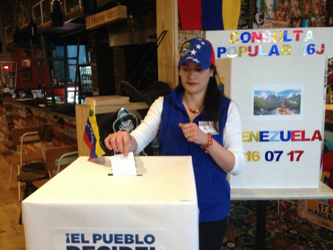 La oposición reclama a Maduro que no consultó a los venezolanos en referendum si estaban de acuerdo en modificar la constitución y ve en esa iniciativa un intento del chavismo de "consolidar una dictadura".