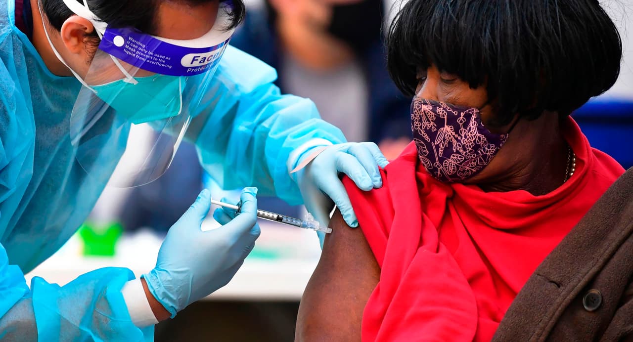 En el brazo donde se recibió la inyección de la vacuna contra el covid-19 puede llegar a producirse 
<b>dolor e hinchazón</b>, dicen los CDC en 
<a href="https://espanol.cdc.gov/coronavirus/2019-ncov/vaccines/expect/after.html" target="_blank">un material publicado en su página web</a>.