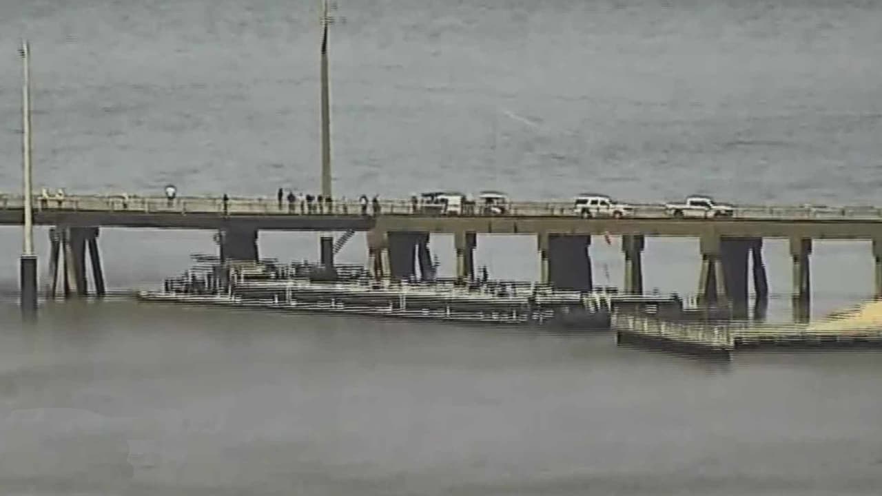 Sobre las 10am, del 15 de mayo, una barcaza propiedad de Martin Petroleum 
<b><a href="https://www.univision.com/local/houston-kxln/barcaza-choca-puente-pelican-island-galveston-vertido-petroleo?12345" target="_blank">colisionó con el puente de Pelican Island que conecta la isla de Galveston con Pelican Island</a></b>.