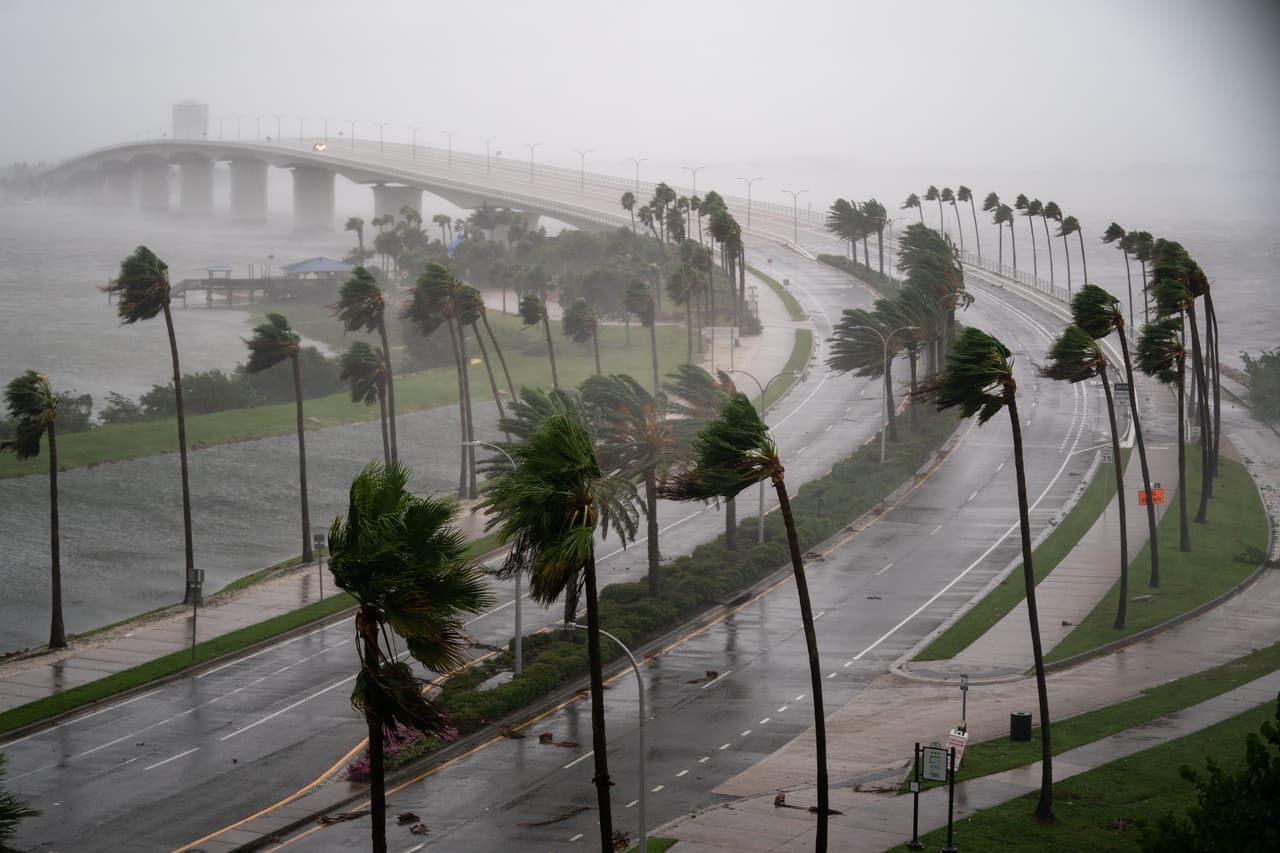 La costa oeste de Florida no recibía el impacto directo de un ciclón desde hace 100 años. El aumento del mar por encima de su nivel normal alcanzó picos de hasta 5.5 metros a causa de Ian, que tras Florida se dirige hacia los estados de Georgia y Carolina del Sur.
