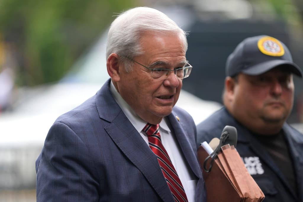 El senador Bob Menéndez es hallado culpable de recibir sobornos 