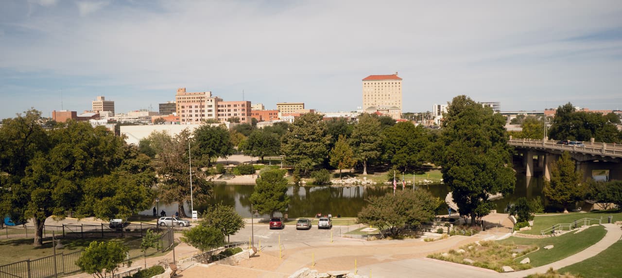 <h3 class="cms-H3-H3">11. Lubbock, Texas</h3>
<br>
<br>De las 6 áreas metropolitanas que Texas tiene entre las más violentas del país, la de Lubbock es la más peligrosa, luego de reportar casi 3,000 delitos violentos en el área metropolitana en 2020, o 919 por cada 100,000 personas; un aumento del 10% respecto a un año antes, 
<b>propiciado principalmente por el incremento del 182% de asesinatos al pasar de 11 en 2019 a 31 12 meses después. </b>
<br>
<br>