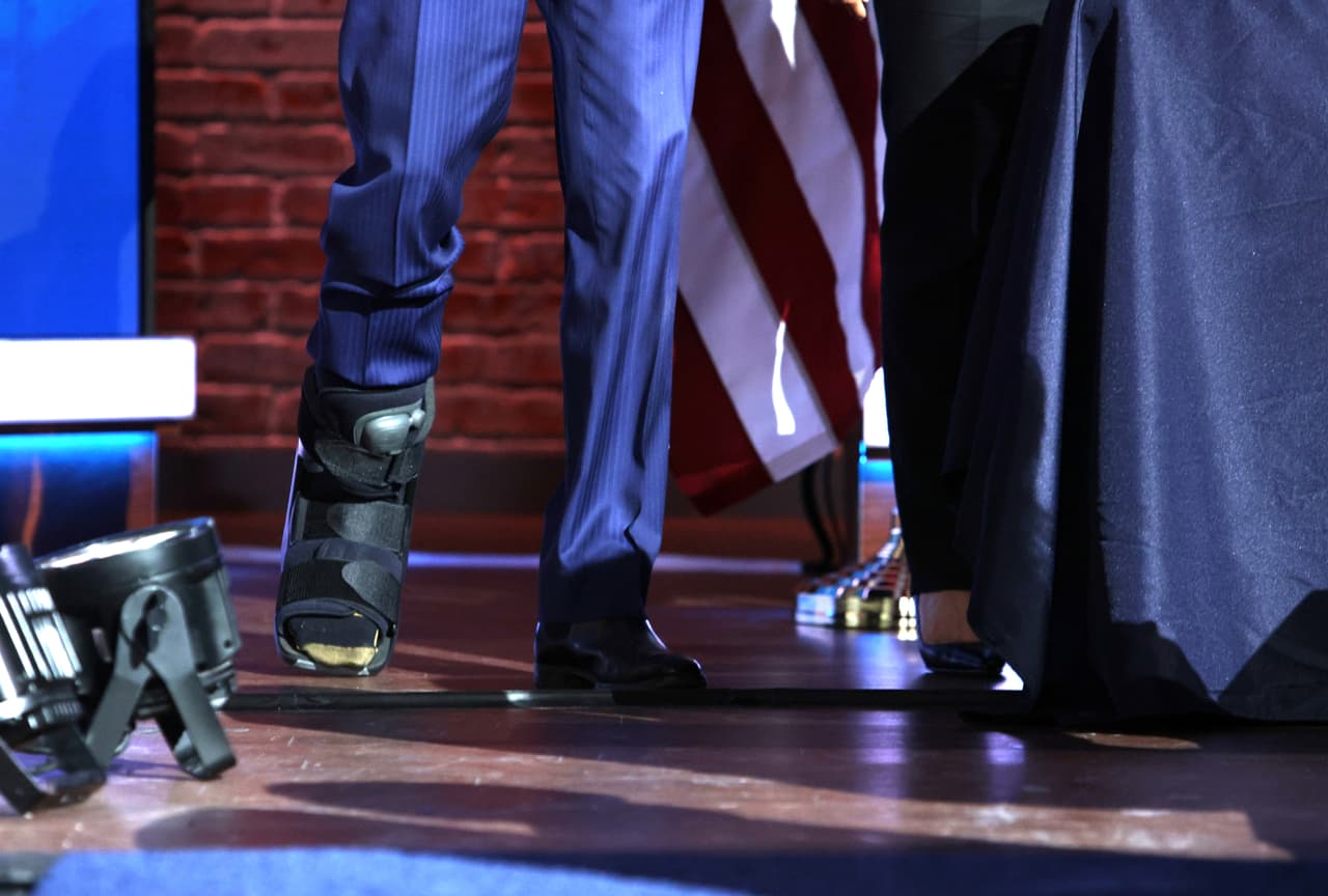 El mandatario electo, Joe Biden, deberá usar una bota ortopédica durante su recuperación.