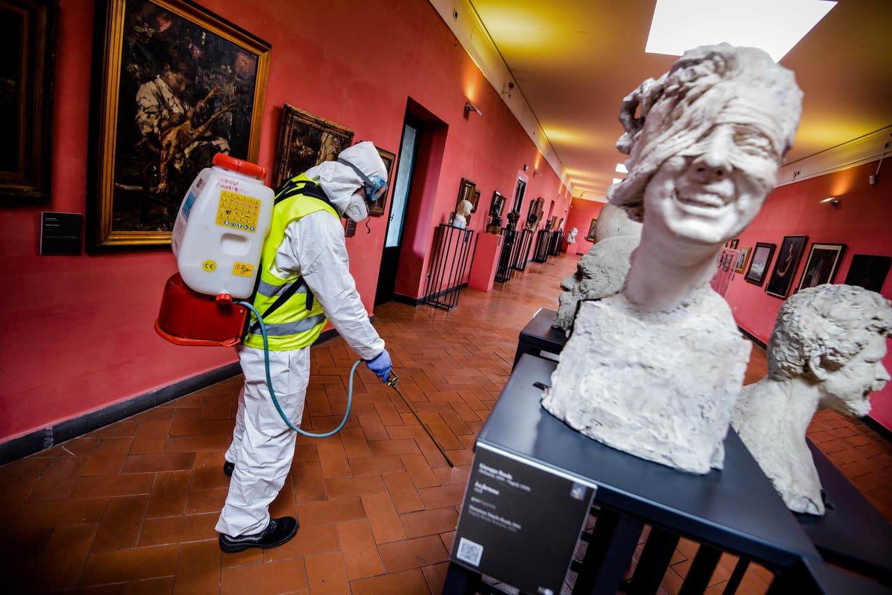 Un trabajador rocía desinfectante en el museo que alberga el castillo medieval Maschio Angioino, en Nápoles. Los desplazamientos quedaron prohibidos en todo el territorio y solo se permitirá viajar dentro de Italia por motivos justificados de trabajo, por cuestiones de salud y por otras razones de urgencia comprobadas.
<br>