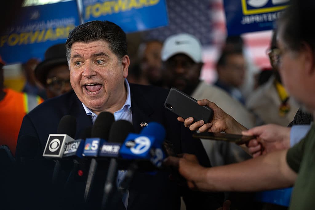 En el primero de varios eventos que realizará para informar sus aspiraciones, el jueves, 26 de junio, en Chicago, JB Pritzker afirmó: "Donald Trump ha dejado claro que no se detendrá ante nada para salirse con la suya. 
<b>No voy a quedarme de brazos cruzados</b> y dejar que destruya todo lo que estamos construyendo en Illinois".