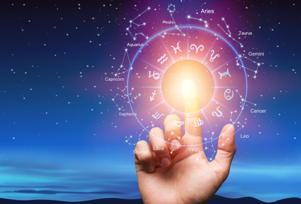 Neptuno es el planeta que más atrae la curiosidad de los astrólogos porque es el que abre la ventana del subconsciente, de los sueños, de la imaginación, la creatividad completa, pero, al mismo tiempo, la susceptibilidad extrema, y en casos de voluntades débiles, adicciones, creando dependencias al alcohol o a las sustancias tóxicas. 
<br>