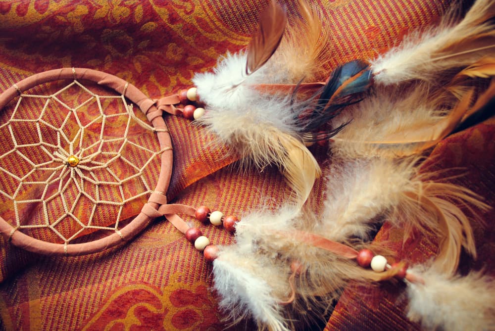 <b>Cazador de sueños</b>
<br>Este talismán tiene su origen en el pueblo nativo ojibwa o chippewa, en el norte de Estados Unidos. Durante el movimiento Pan-Indio, en la década de los 60 y 70, su popularidad se extendió a otros pueblos originarios de la región, quienes comenzaron a realizar sus propias versiones.