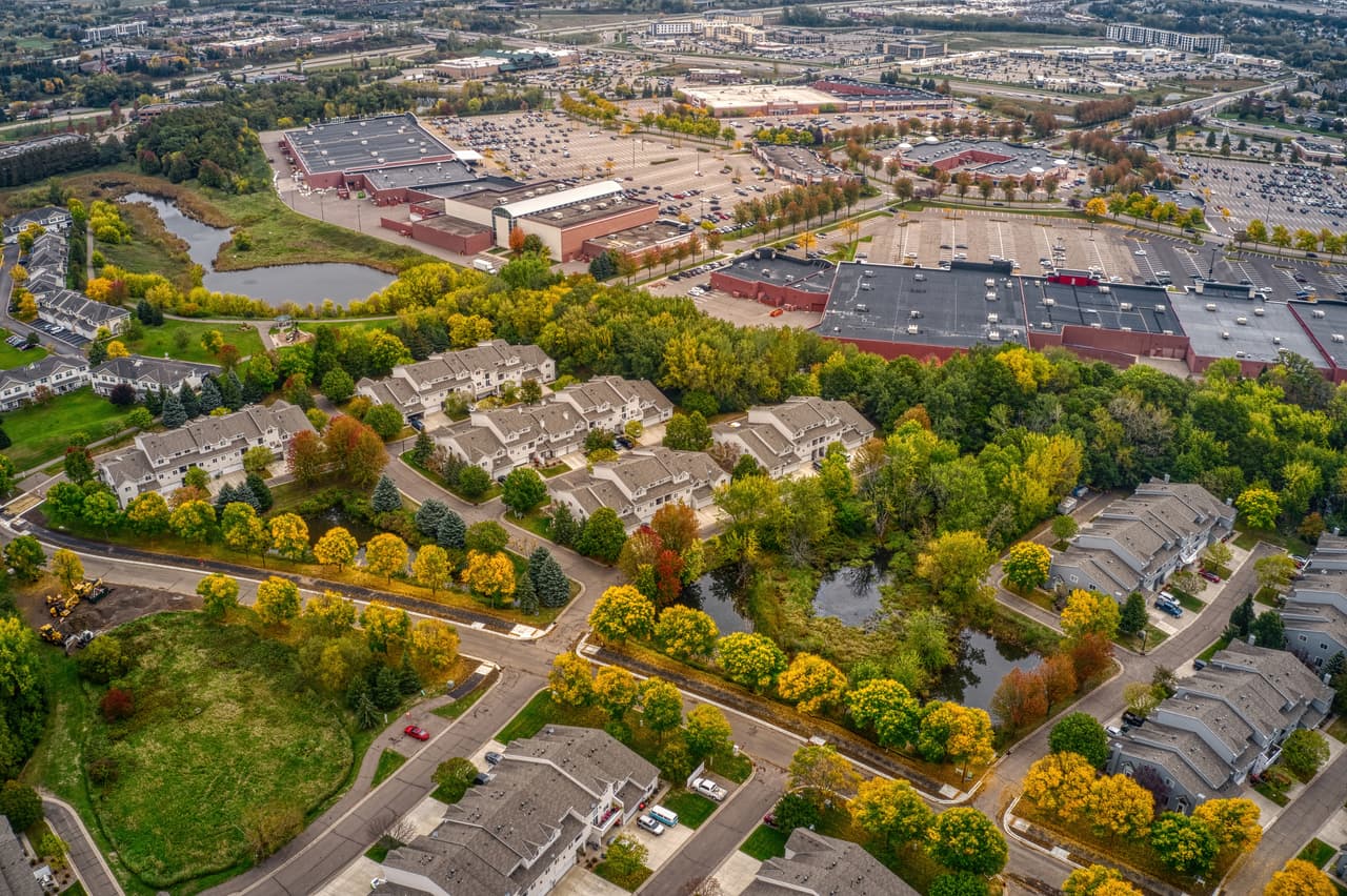 <h3 class="cms-H3-H3">14. Woodbury</h3>
<br>
<br>Este lugar es uno de los suburbios de más rápido crecimiento en Minneapolis–St. Paul y es el hogar de casi 80,000 residentes. Los niños pueden explorar Lookout Ridge dentro de Central Park, un parque infantil con toboganes, bosques, una casa en el árbol y una cueva.
<br>
<br>Los residentes también pueden dirigirse a su biblioteca local para obtener ayuda tecnológica personalizada, lecturas de libros y estudios para adolescentes. La estación de policía local trabaja para promover la seguridad y organiza eventos gratuitos a lo largo del año.
<br>
<br>🏡 
<b>Estado: </b>Minnesota
<br>
<br>🏡 
<b>Condado:</b> Washington
<br>
<br>🏡 
<b>Población:</b> 77,278