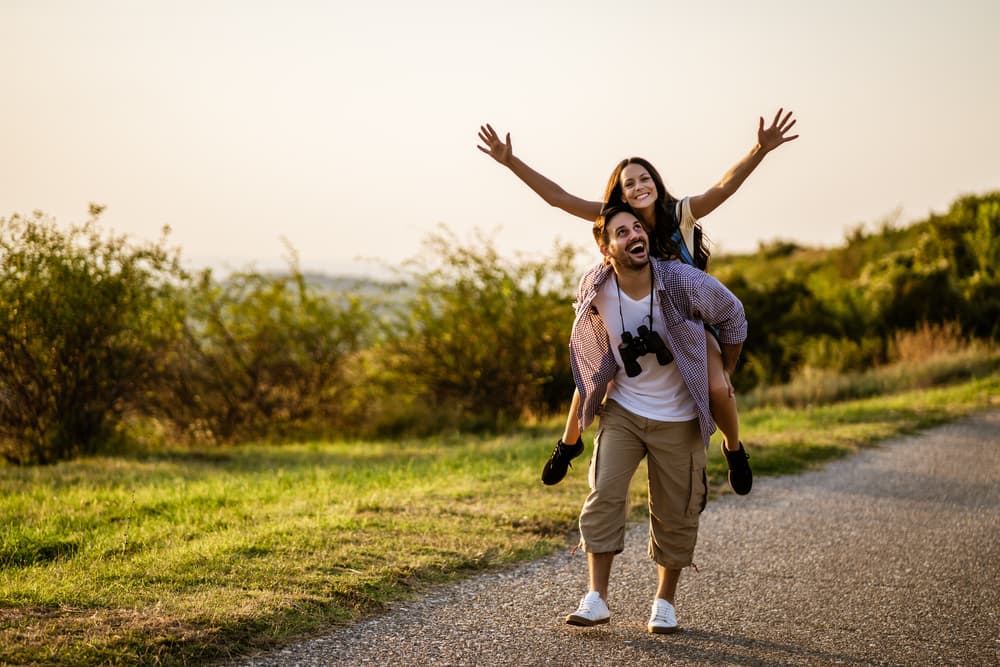 En el plano sentimental, te envuelve un tono hermoso y seductor que hará que conquistes ese corazón que parecía indomable. Tienes la gran oportunidad de tener un romance corto o largo según lo decidas.