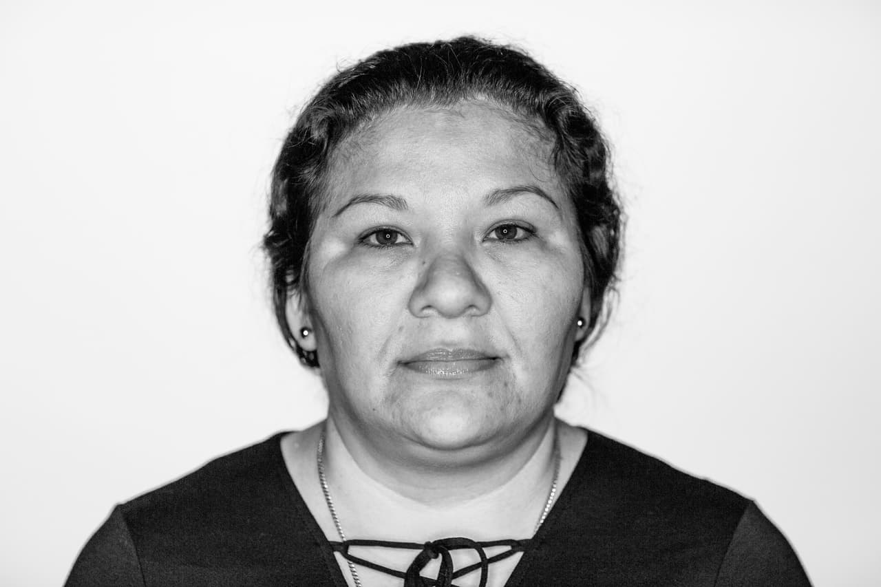<b>17 en los en EEUU. </b>Indocumentada de origen nicaragüense. Tiene dos hijas, la mayor es una Dreamer, beneficiaria de DACA y la menor es ciudadana estadounidense. “Mi mayor temor es que un día me toquen la puerta y me lleven. Nos estamos preparando para cualquier cosa. Haremos una carta poder para que mi hija mayor pueda envíame a mi hija pequeña si me deportan. Me duele quitarle las oportunidades que le da el país donde nació, pero no tengo el valor para dejarla, no puedo”.