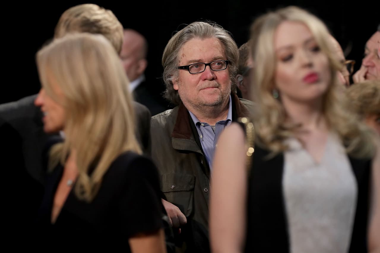 Como CEO de la campaña de Trump, Bannon ejerció su papel en la sombra y sin apenas conceder entrevistas. No obstante, muchos estiman que fue gracias a su consejo que el entonces candidato republicano afiló su discurso antiinmigrante, anti
<i>establishment </i>y los ataques más fuertes con teorías de conspiración contra Hillary Clinton. (Getty Images)