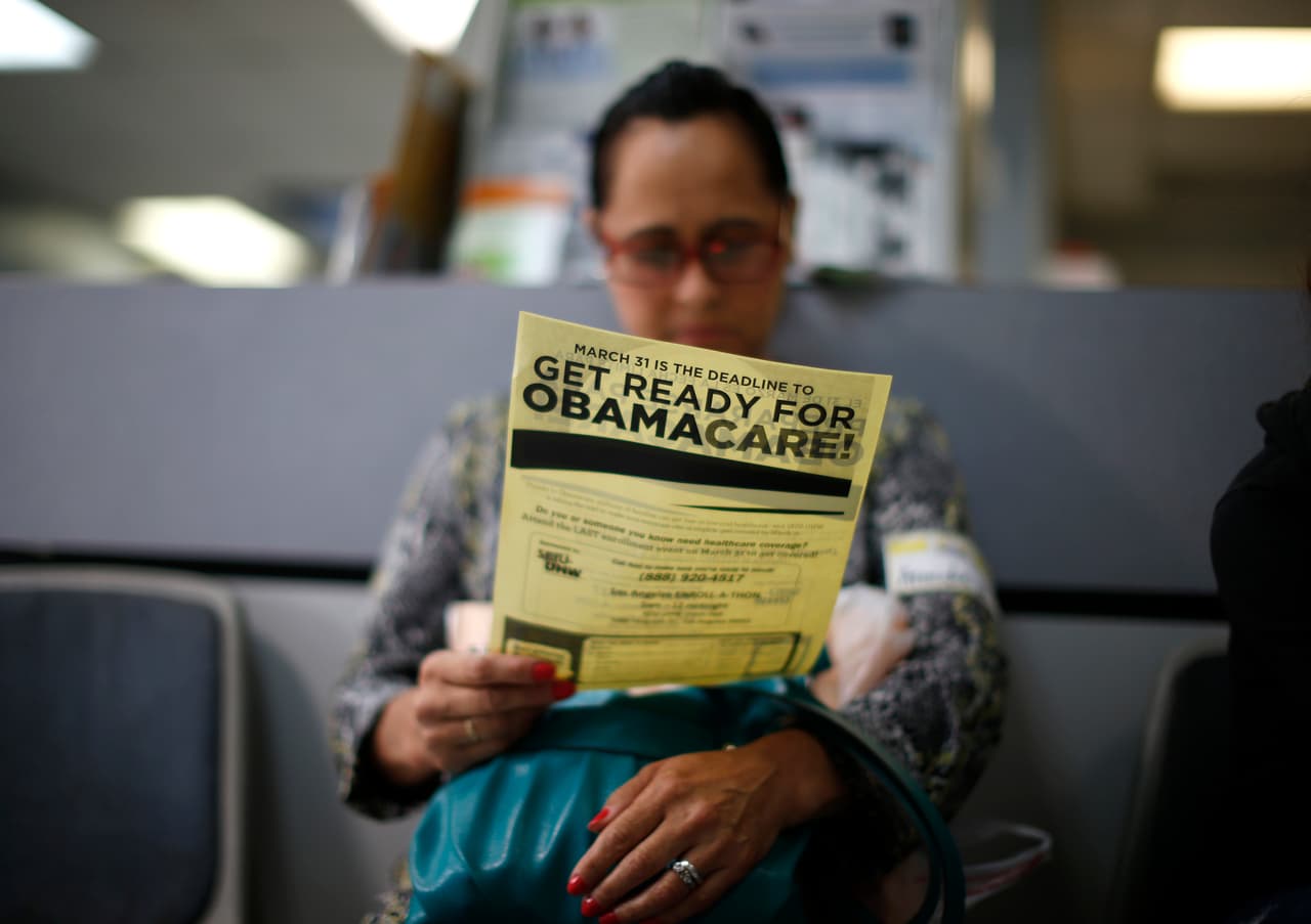 Desde la aprobación de la ley, los republicanos han llevado a cabo esfuerzos por combatir la normativa. La lucha se aceleró en 2014 cuando pasaron a controlar las dos cámaras del Congreso. En la imagen, Arminda Murillo, de 54 años, lee un folleto en un evento de inscripción para el seguro de salud en Cudahy, California, el 27 de marzo de 2014.