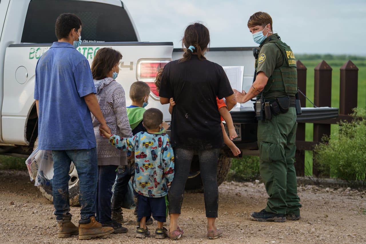 Si huyes de tu país y te dejan cruzar la frontera no significa que ya tienes asilo en EEUU: respondemos tus preguntas de inmigración