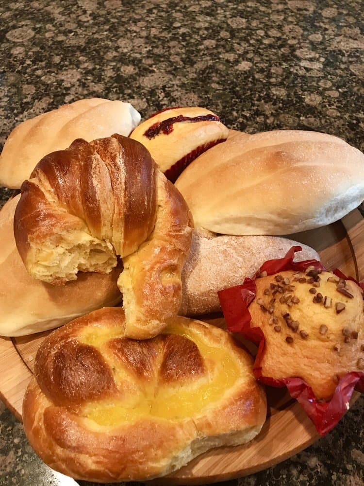 <b>Panadería Pahuatlán</b>
<br>
<b>Dirección</b>: 407 Chapanoke Rd. Raleigh, NC
<br>
<b>Teléfono</b>: (919) 773-3773
<br>
<b><a href="https://www.yelp.com/map/panaderia-pahuatlan-raleigh">Cómo llegar</a></b>
<br>
<br>Panadería que ofrece delicias de la cocina mexicana y otros productos, como pasteles.