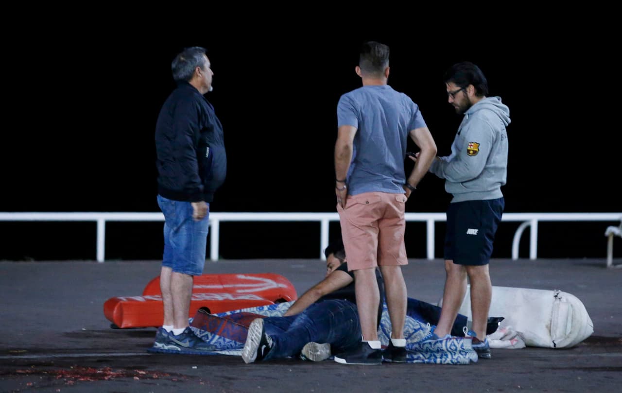 Testigos han señalado que se veían cuerpos tendidos en el pavimento.
