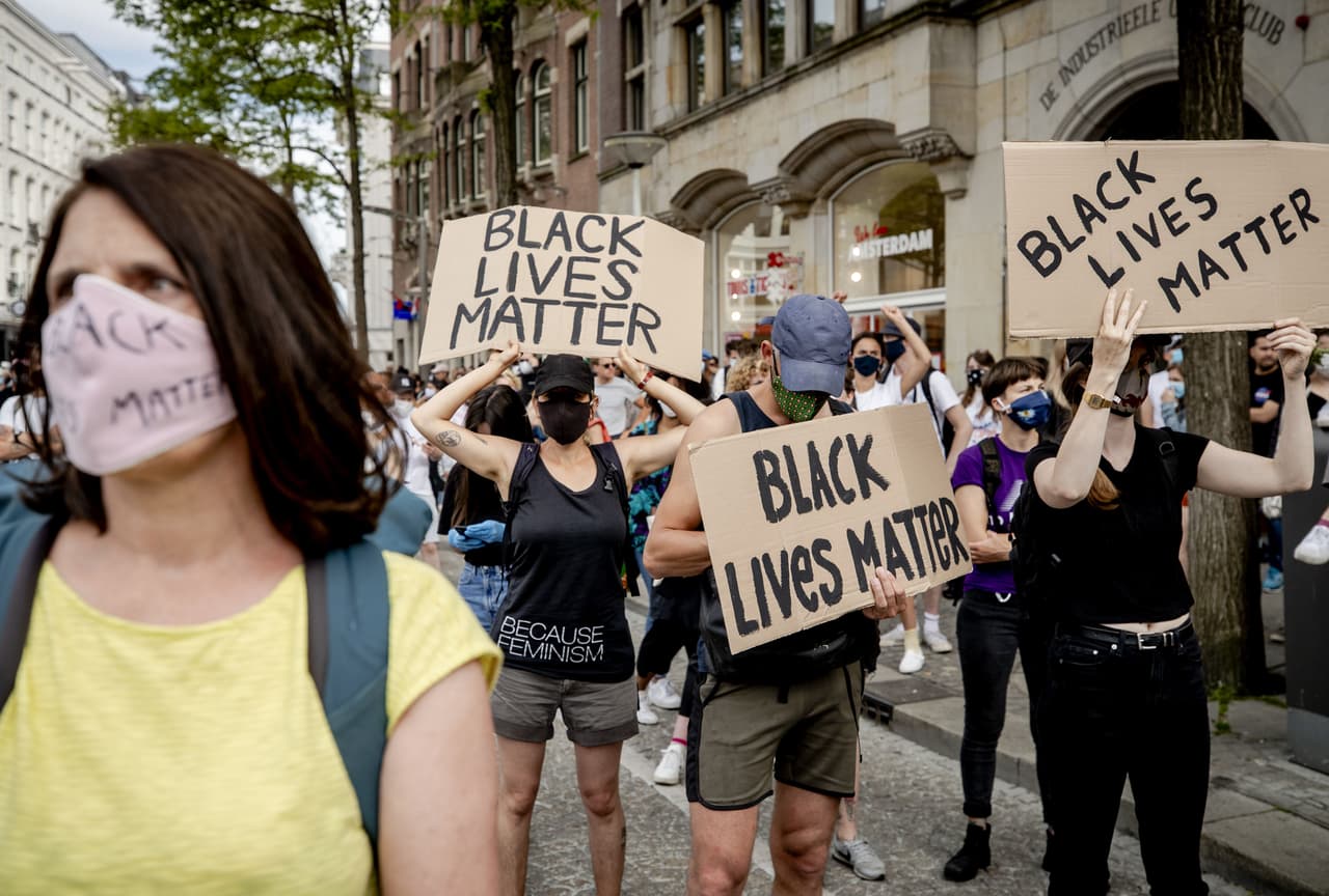 El lunes 1 de junio miles salieron a manifestar en Ámsterdam, Países Bajos, para denunciar la brutalidad policial local y la muerte de Floyd. Borrell dijo que los europeos “respaldamos el derecho a la protesta pacífica, y también condenamos la violencia y el racismo de cualquier tipo.
<br>