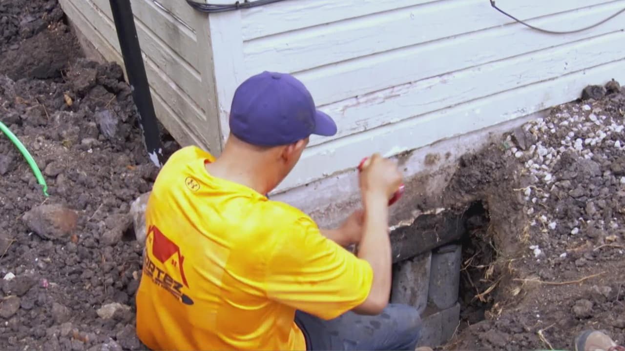 Expertos aseguran que 
<b>cuando no llueve, la tierra</b> que está bajo los cimientos de las casas
<b> se convierte en piedra</b>. Esto provoca 
<b>hundimientos y grietas</b>. Para evitar tener que poner pilares a las viviendas, se recomienda mantener hidratado el suelo de la propiedad en tiempos de calor y evitar sembrar árboles muy cerca, para que la raíz no robe humedad y afecte las estructuras.