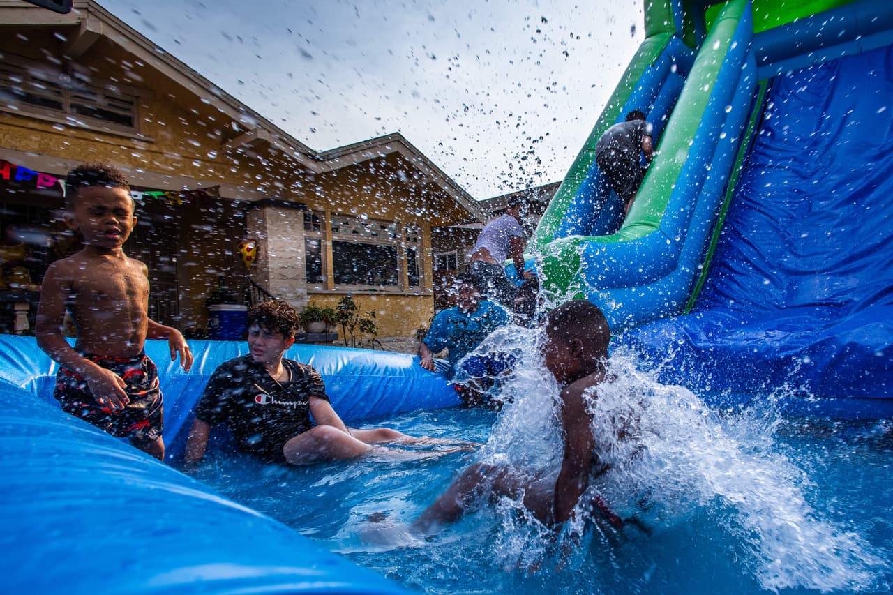 Asegúrate de que los niños aprenden estas cinco técnicas de supervivencia en el agua.
<br>
<br>
<b>Pisar o saltar al agua por encima de su cabeza y volver a la superficie.</b>
<br>
<br>Darse la vuelta en el agua y orientarse hacia un lugar seguro.
<br>
<br>
<b>Flotar o pisar el agua.</b>
<br>
<br>Combinar la respiración con el movimiento hacia delante en el agua.
<br>
<br>Salir del agua.